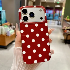 Rood wit polka dot telefoonhoesje detail opname compatibel iPhone 17 Pro Max bescherming
