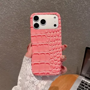Roze krokodillenstructuur telefoonhoesje gedetailleerd overzicht, stijlvolle bescherming.