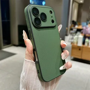 Groene geweven textuur telefoonhoesje in detail, nauwkeurige uitsparing, beschermhoes.