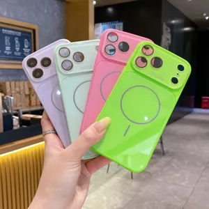 Detalle de coloridas fundas magnéticas para teléfonos con gran ventana de cámara y acabado elegante.