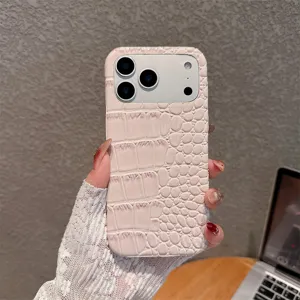Gedetailleerd overzicht van het lichtroze krokodil getextureerde telefoonhoesje van leer.