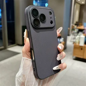 Detail van gestructureerd stoffen telefoonhoesje met fijne textuur en camerabescherming.