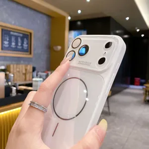 Funda de teléfono magnética con gran protección de lente para iPhone, diseño elegante y claro.