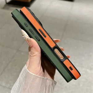 Gedetailleerde close-up van het geweven tech-stof telefoonhoesje in groen en oranje tinten.