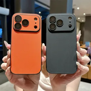 Geweven telefoonhoes detail, nauwkeurige camerabescherming, zwarte en oranje opties.