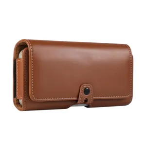 Dettaglio della custodia per telefono in pelle PU marrone con chiusura magnetica e cuciture bianche.