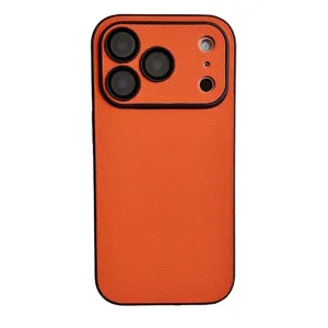 Gedetailleerd overzicht van oranje geweven textuur telefoonhoesje, tech stof beschermhoesje.