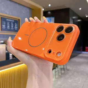 Funda de teléfono magnética naranja brillante con ventana de cámara para iPhone detalle.