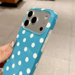 Gedetailleerd close-up van het blauwe stippen telefoonhoesje met camerabescherming.