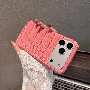Roze krokodillenstructuur telefoonhoesje detail, stijlvolle beschermhoes voor smartphone.