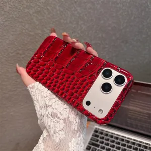 Detail van rode krokodillenstructuur telefoonhoesje, glanzende stijlvolle beschermhoes.
