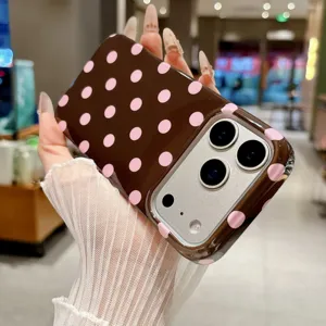 Gedetailleerd overzicht van bruine telefoonhoes met roze stippen en nauwkeurige camerabescherming.