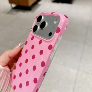 Detail van roze stippen telefoonhoesje toont camerabescherming en mooi schattig design.