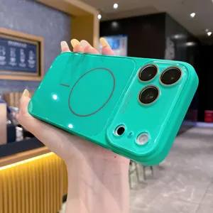 Vista detallada de una funda de teléfono magnética verde brillante con anillo y protección.