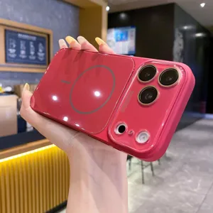 Vista detallada de la funda magnética para teléfono con protección de cámara y anillo de carga.