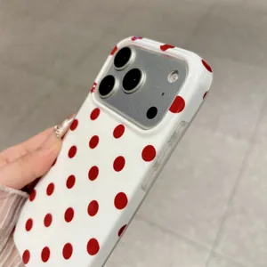 Gedetailleerd overzicht van de rood-witte stippen beschermende telefoonhoes voor iPhone