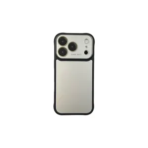 Detailopname van de gematteerde telefoonhoes met groot cameravenster en stevig beschermingsframe.