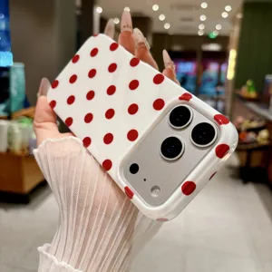 Telefoonhoesje met rode stippen voor iPhone 17 Pro Max, stijlvolle valbestendige cover.