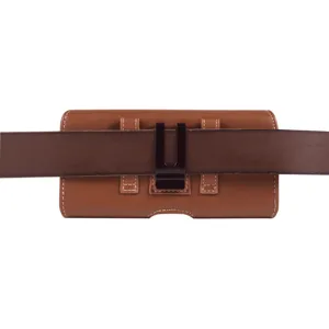 Vista dettagliata della custodia per cellulare in pelle PU marrone con clip e passanti.