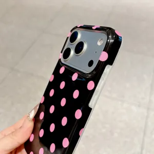 Gedetailleerd overzicht van zwart-roze stippen hoesje, glanzende afwerking en camerabescherming.