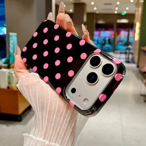 Gedetailleerd weergave van het zwart-roze polkadot telefoonhoesje met nauwkeurige uitsparingen.