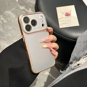 Matte vorstachtige telefoonhoes met groot cameravenster en metalen rand voor de iPhone, top.
