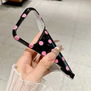 Gedetailleerde close-up van zwart-roze stippen telefoonhoesje, modieuze valbeveiliging.