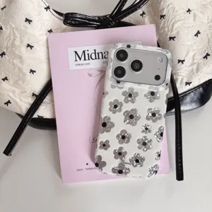 Gros plan détail de la coque de téléphone portable florale en strass argenté style coréen.