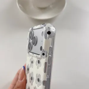 Vue détaillée de la coque de téléphone florale style coréen, fond blanc épuré, design.