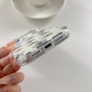 Vue détaillée coque transparente, motif floral rose et blanc, découpes précises pour iPhone.