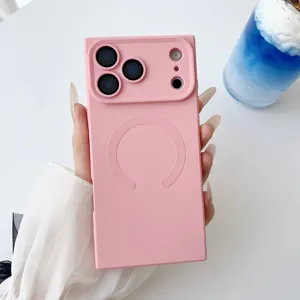 Custodia per telefono quadrata rosa dettaglio, anello magnetico MagSafe e protezione.