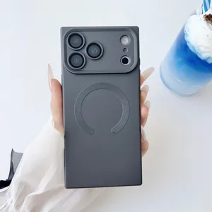 Vista dettagliata della cover magnetica quadrata, finitura opaca morbida con protezione.