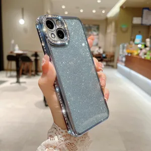 Detalle de la funda de teléfono con estrás brillante y marco transparente galvanizado para iPhone.