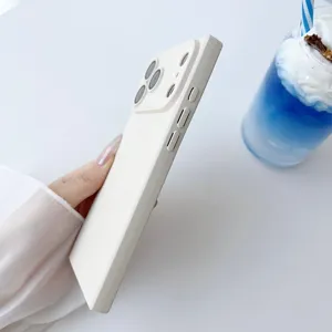 Primo piano dettagliato della custodia per telefono quadrata crema opaca con MagSafe e fotocamera.