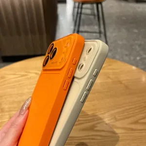 Minimalistisch effen mat telefoonhoesje detail toont kamerabescherming en dubbele kleurkeuze.