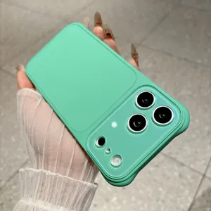 Mintgroene telefoonhoes detailweergave met kamerabeschermingsvenster en zachte matte afwerking.