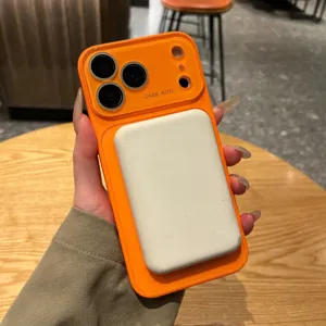 Gedetailleerd overzicht van helder oranje matte telefoonhoesje met witte magneet.