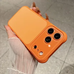 Oranje siliconen telefoonhoesje detail met groot camerafenster en gladde huidvriendelijke afwerking.