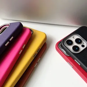 Detailopname van kleurrijke getextureerde lederen telefoonhoesjes met premium matte afwerking.
