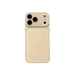 Minimalistische matte MagSafe telefoonhoes met cameramodule en draadloze oplaadring.