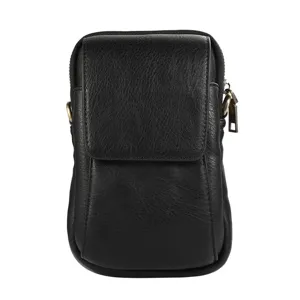 Vue détaillée de la sacoche de ceinture en cuir noir, montrant texture et fermeture éclair.