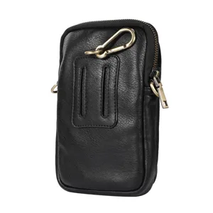 Vue détaillée de la pochette en cuir pour téléphone, boucle de ceinture et fermeture éclair.