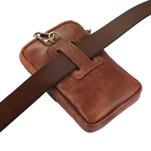 Sac de taille pour téléphone en cuir marron homme avec boucle de ceinture et crochet.