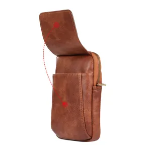 Gros plan sur la pochette de téléphone en cuir marron avec fermeture éclair et rabat magnétique.