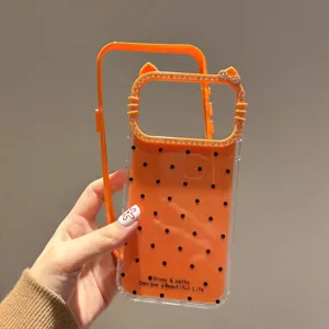 Primer plano detallado de la funda de teléfono con lunares brillantes y orejas de gato.