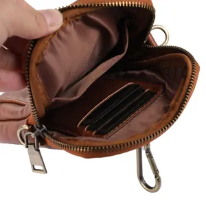 Sac banane multifonctionnel en cuir marron avec emplacements pour cartes et fermeture.