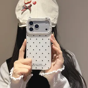 Vista detallada de la funda de teléfono con lunares y purpurina estilo coreano con orejas de gato.