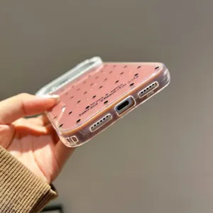 Vista detallada de la bonita funda de teléfono rosa con lunares brillantes y puertos precisos.