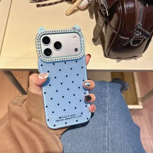 Vista detallada de funda de teléfono con purpurina y lunares estilo coreano con orejas de gato.