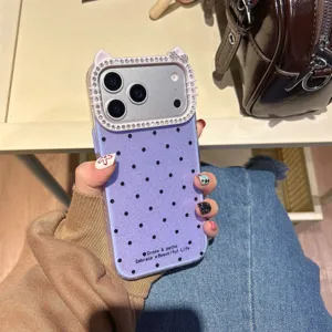 Vista de detalle de la bonita funda de teléfono morada con lunares y orejas de gato.
